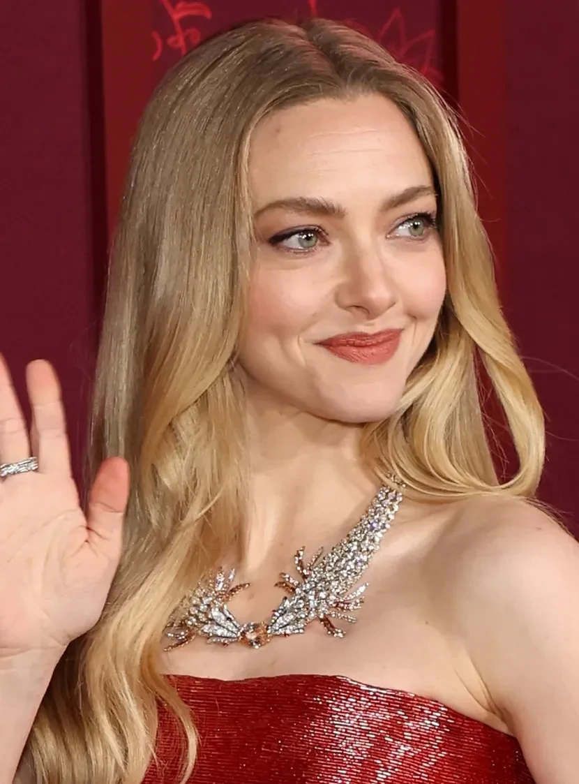 Сидни Суини (с декольте) и Аманда Сейфрид вышли на красную дорожку в Голливуде