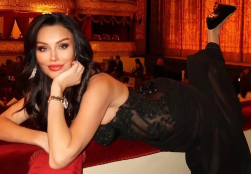 "Деградация". В сети обсуждают ведущую "России 24" из-за неэтичных фото в Большом театре