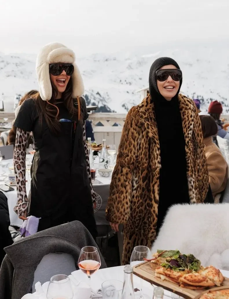 Шубы, прозрачные платья и бра с мехом: Ксения Собчак, Оксана Самойлова, Елена Перминова и Тарас Романов отдыхают в Куршевеле