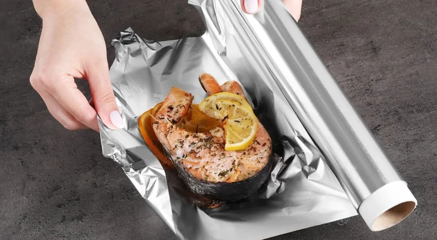 Имеет ли значение, какой стороной класть фольгу при готовке, блестящей или матовой