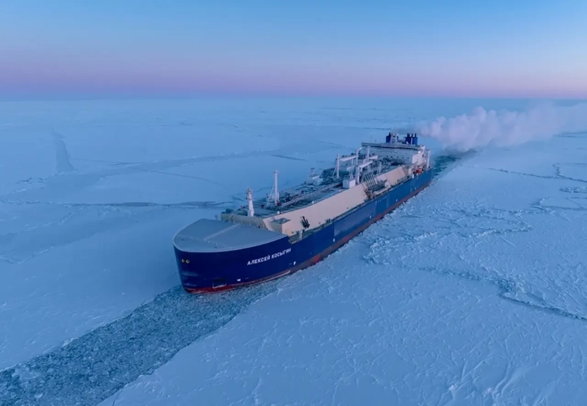 Первый российский арктический газовоз завершил рейс через Арктику