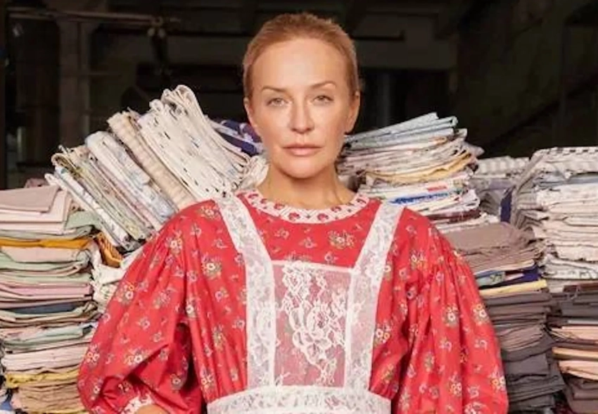 Виктория Шелягова в фартуке и сарафане снялась на швейной фабрике