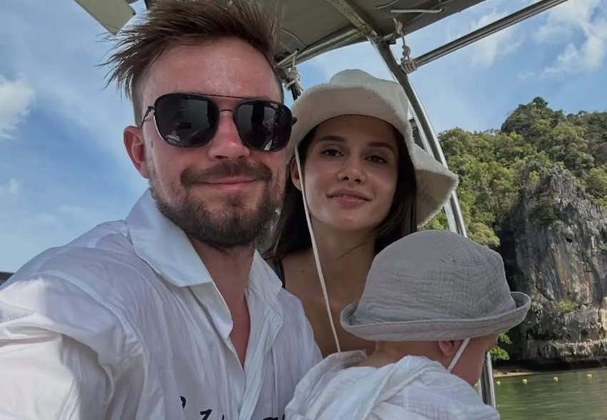 Александр Петров с женой и сыном отдыхает на яхте